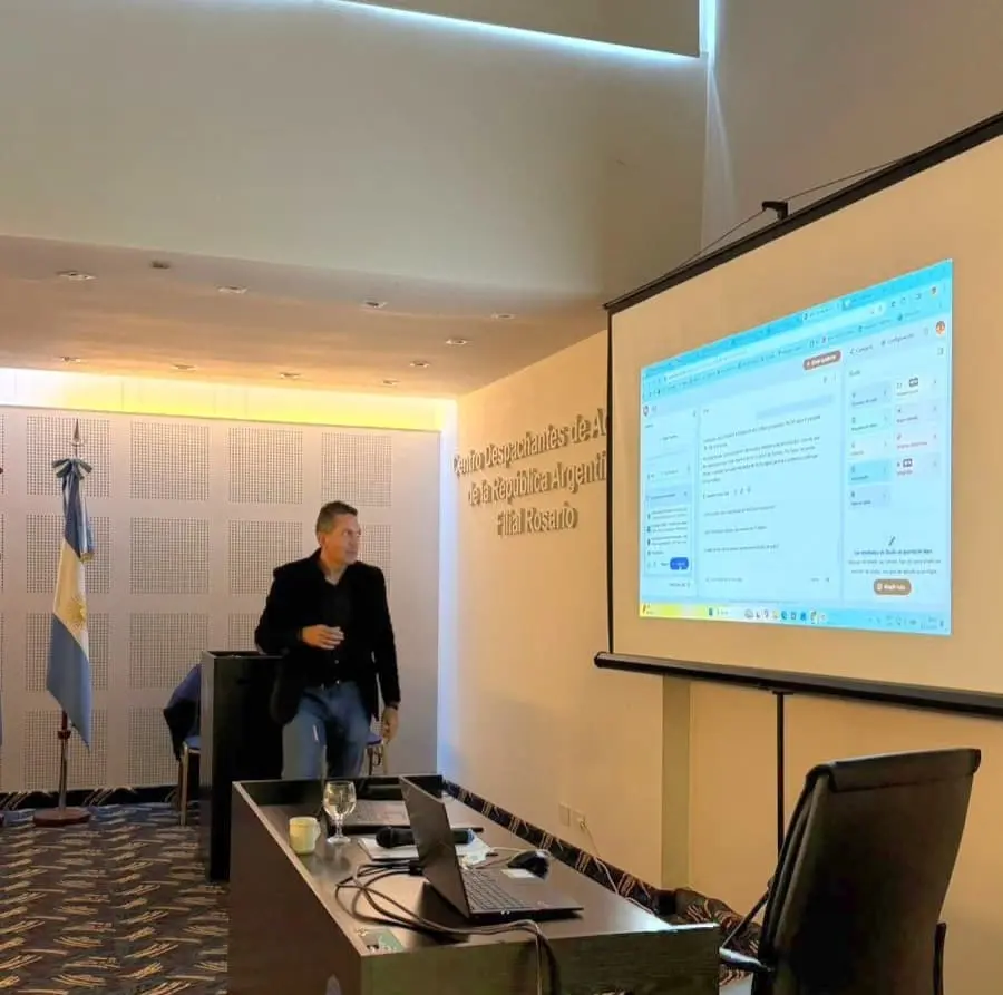 Silvio Faur presentando IA aplicada a comercio exterior en CDA Rosario